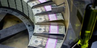 Светот се дави во долгови