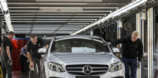 По Volkswagen, денеска и Mercedes најави дека ќе стартува со производство на 20 април