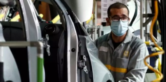 Франција ја условува државната помош за авто индустријата со враќање на производството дома