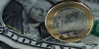 Силниот долар носи ризици за Европа и земјите во развој