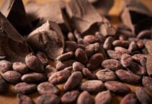 Цените на какаото паѓаат по рекордните максимуми