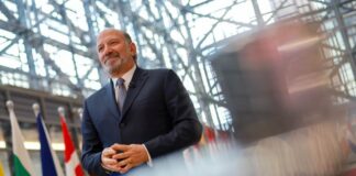 САД ќе ги намалат царините за челик само ако ЕУ се согласи да ги омекне дигиталните правила за возврат